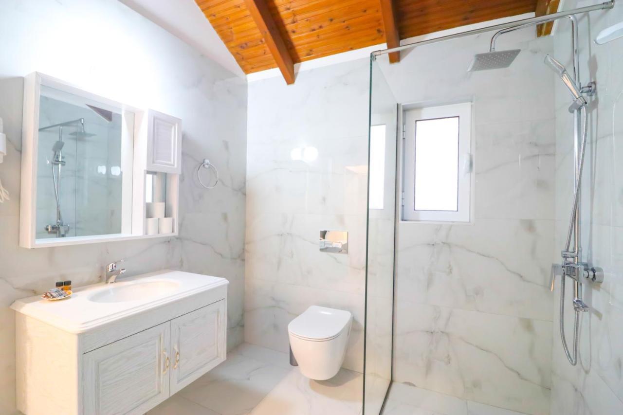 Lido Apartments Himare Bagian luar foto