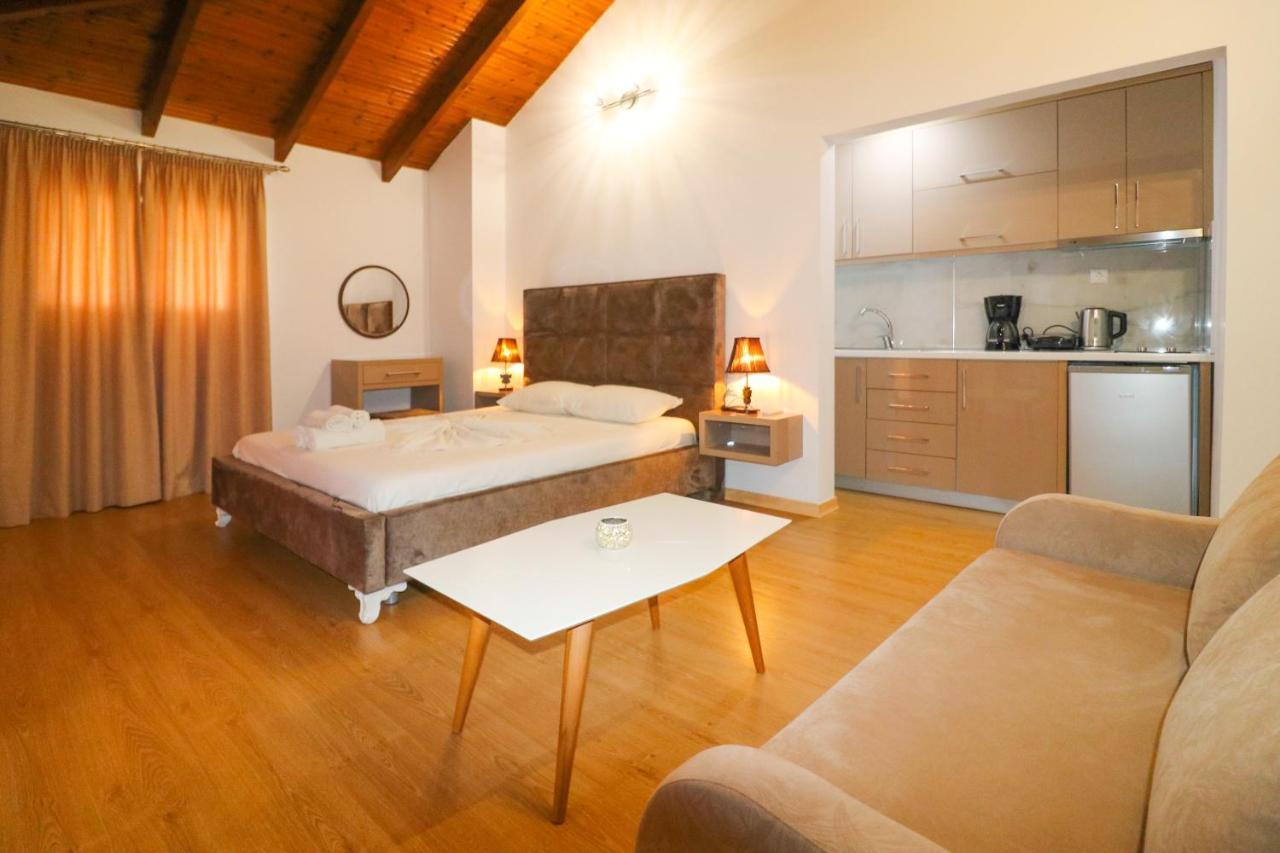 Lido Apartments Himare Bagian luar foto