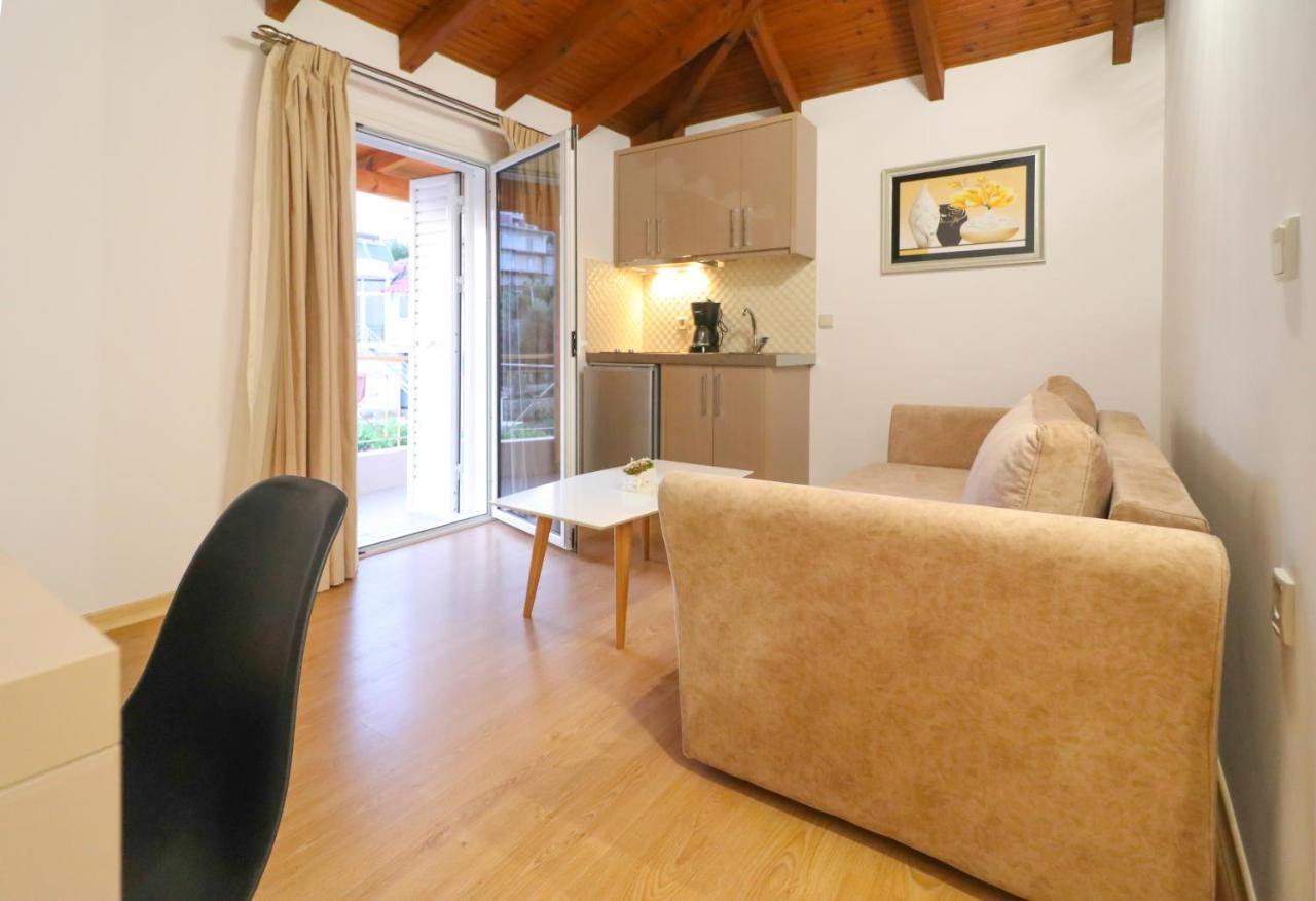 Lido Apartments Himare Bagian luar foto