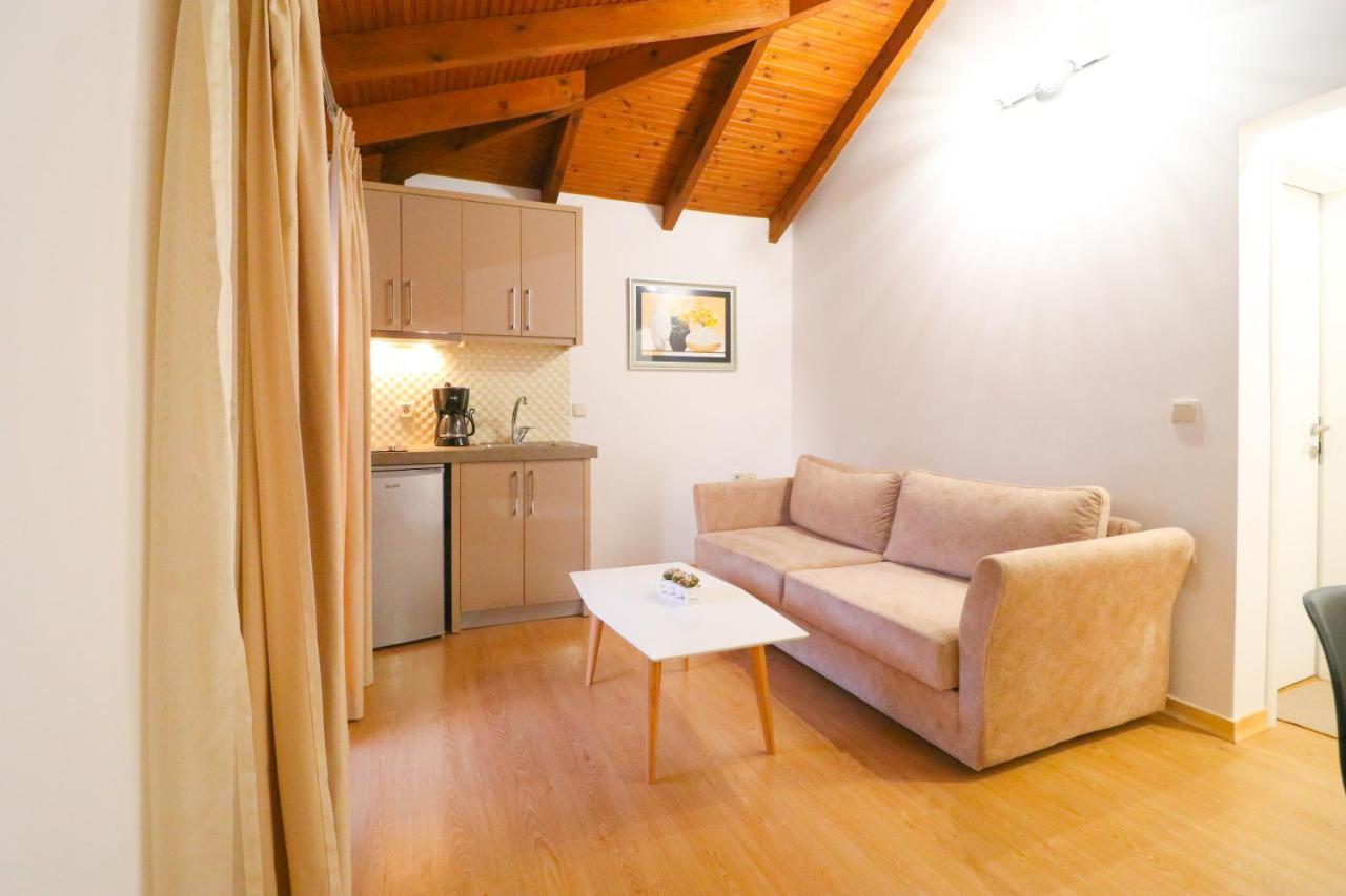 Lido Apartments Himare Bagian luar foto