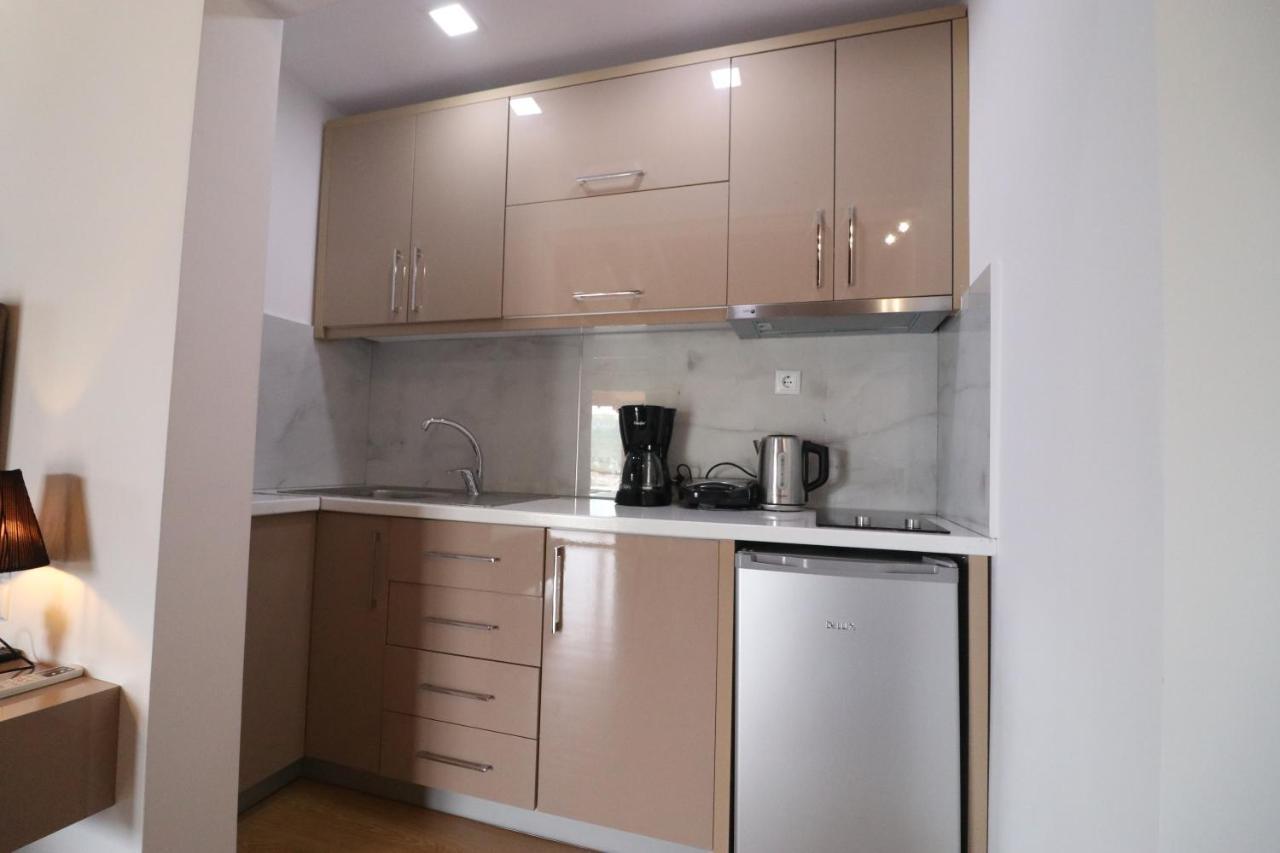 Lido Apartments Himare Bagian luar foto