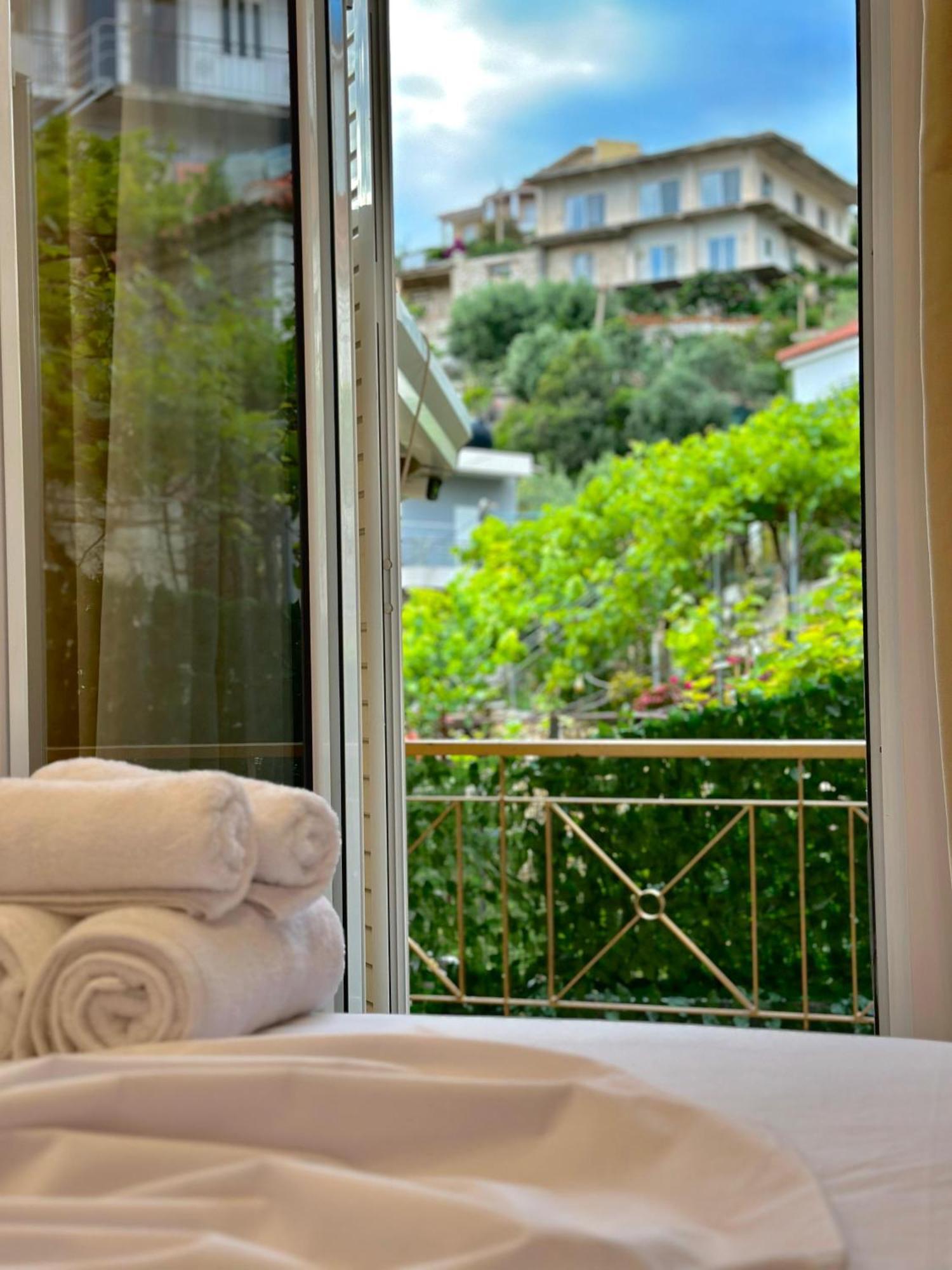 Lido Apartments Himare Bagian luar foto